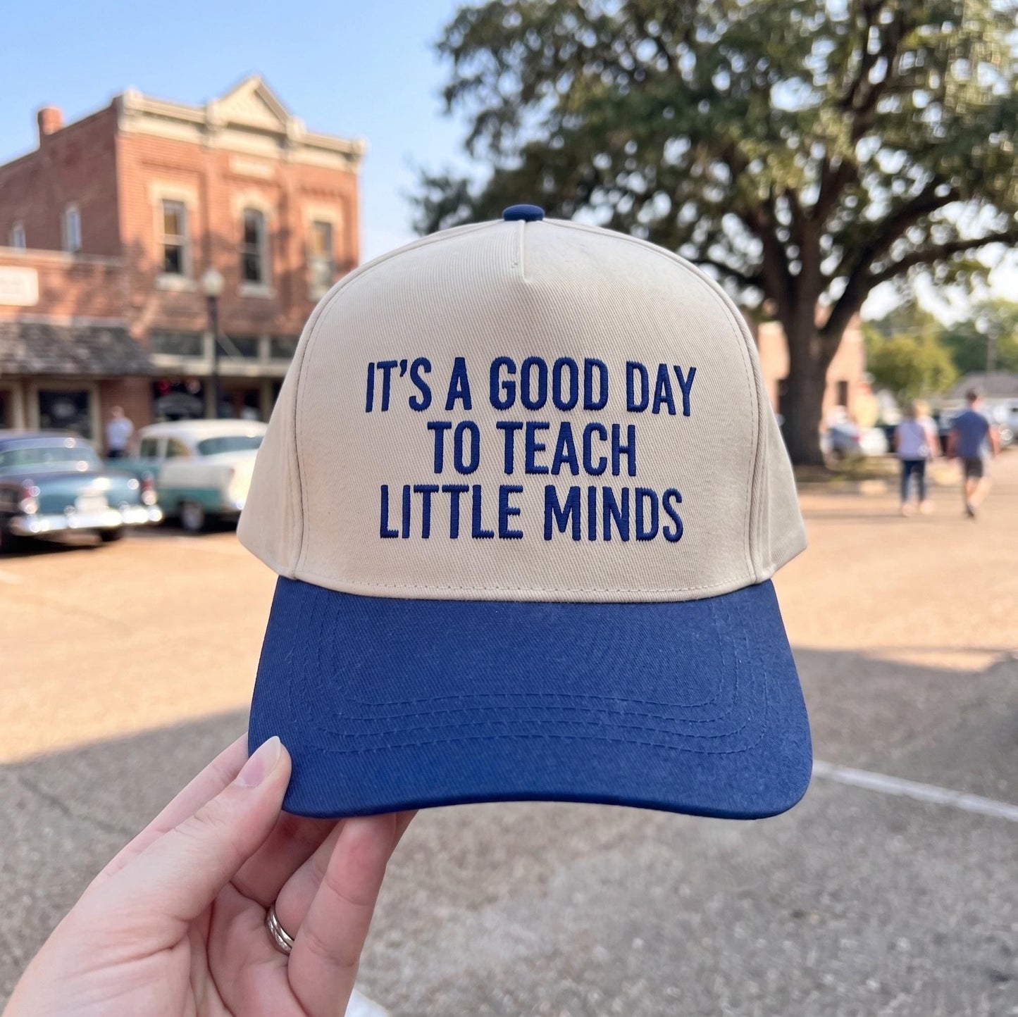 Inspirational teacher baseball cap in beige and blue with motivational quote